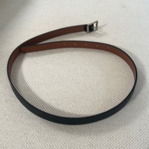 Plain reversible belt.